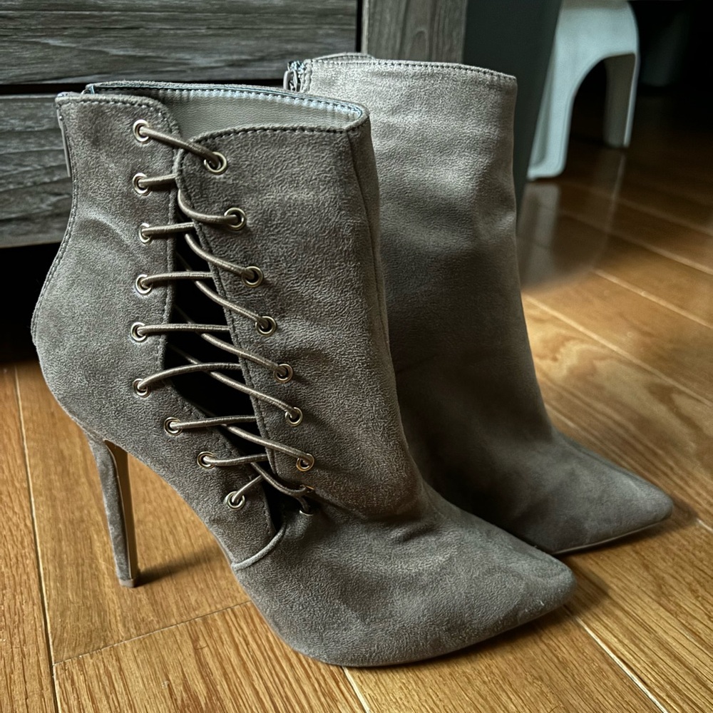 Venus Boots Like New! Sz 9